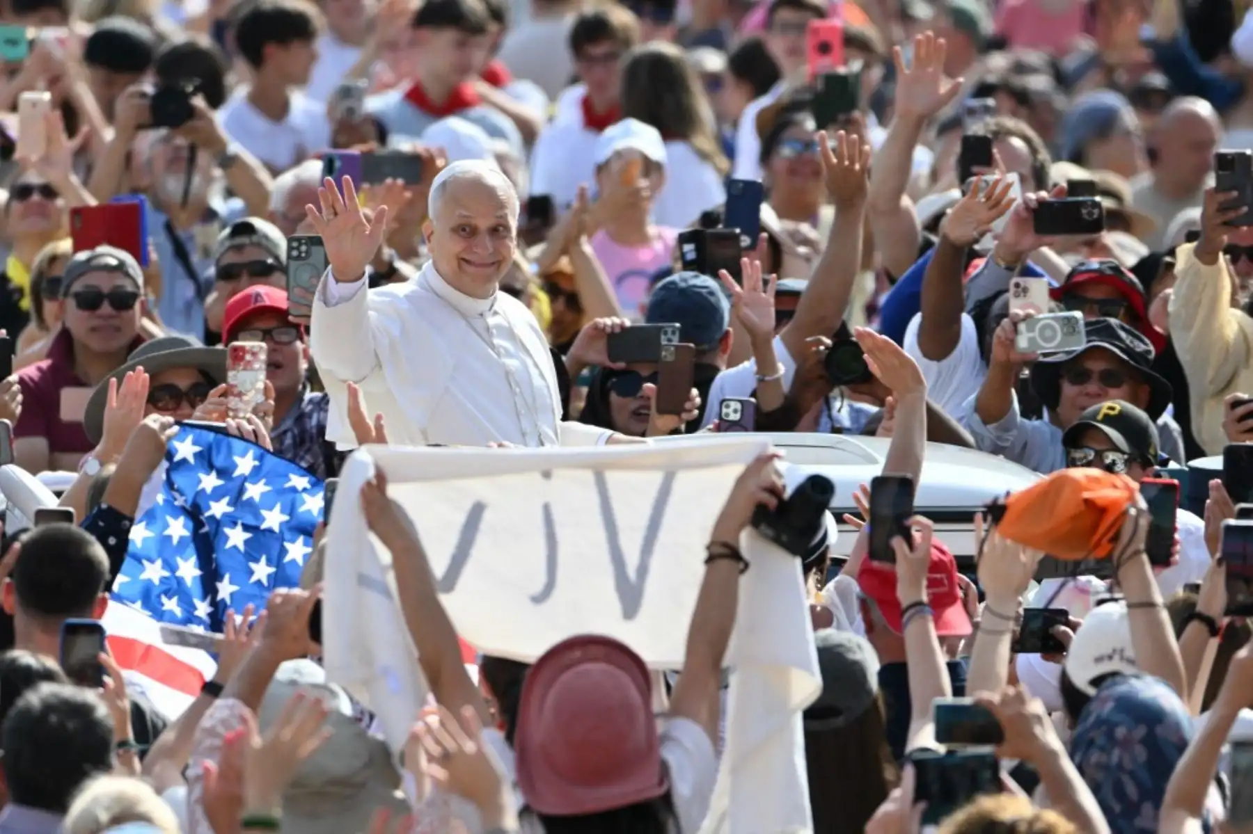 El papa León XIV saluda al llegar a la audiencia general semanal en la plaza de San Pedro del Vaticano. Foto: AFP