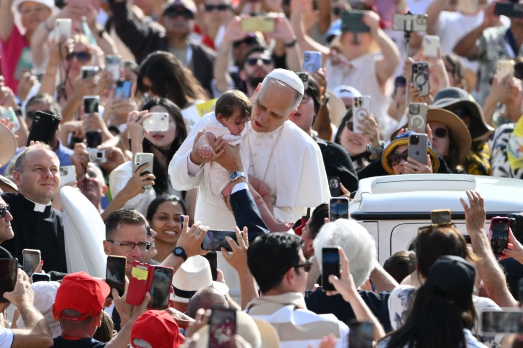 El papa León XIV saluda al llegar a la audiencia general semanal en la plaza de San Pedro del Vaticano. Foto: AFP