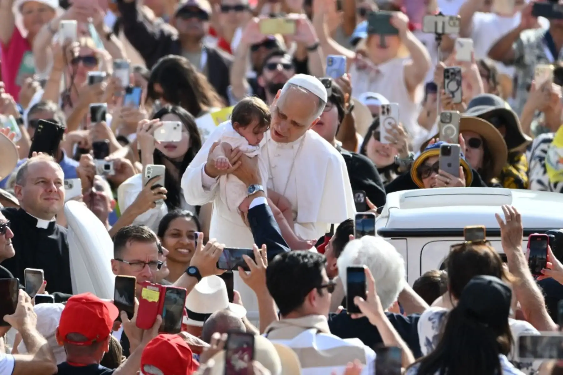 El papa León XIV saluda al llegar a la audiencia general semanal en la plaza de San Pedro del Vaticano. Foto: AFP