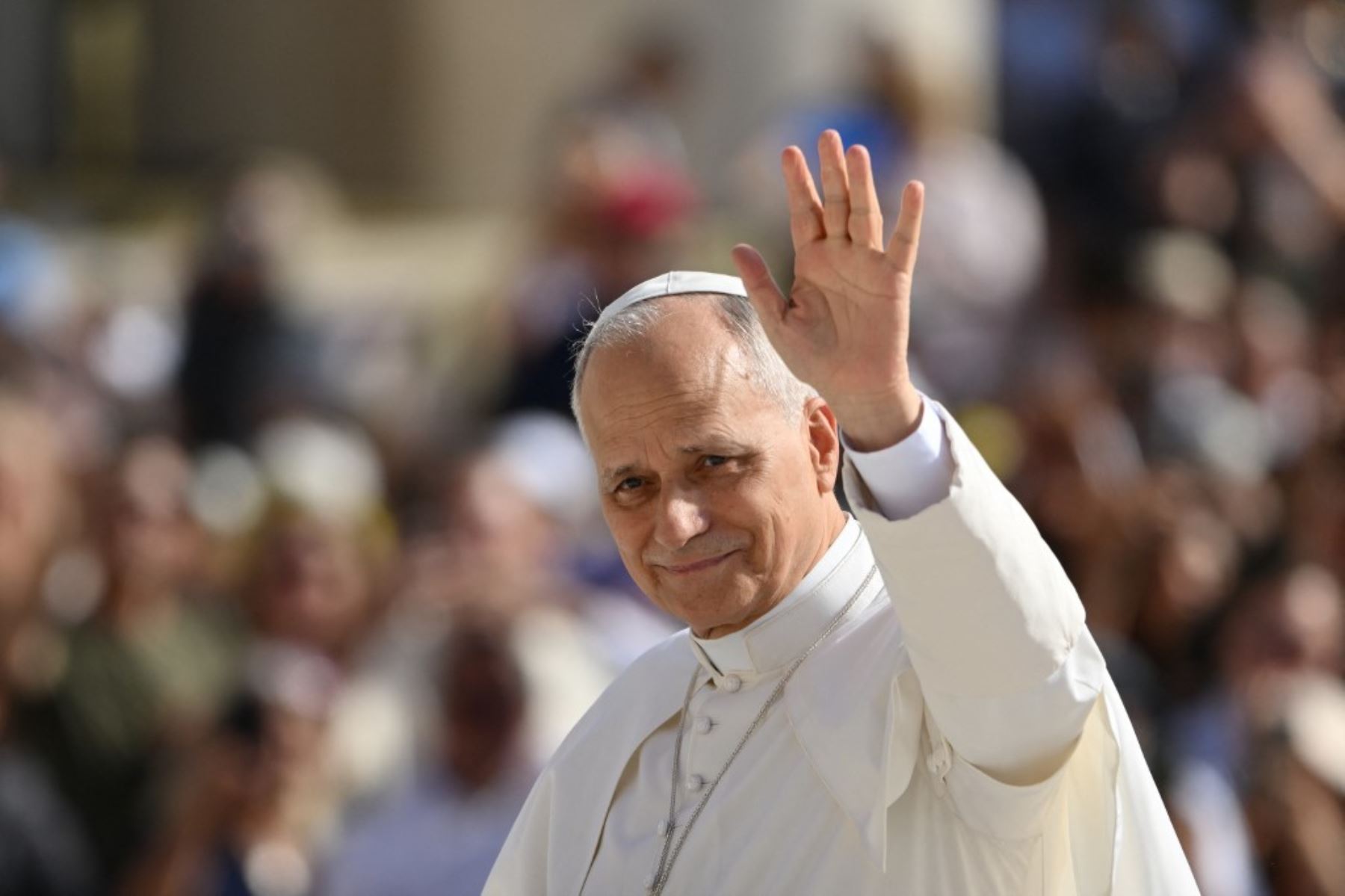 El papa León XIV saluda al llegar a la audiencia general semanal en la plaza de San Pedro del Vaticano. Foto: AFP