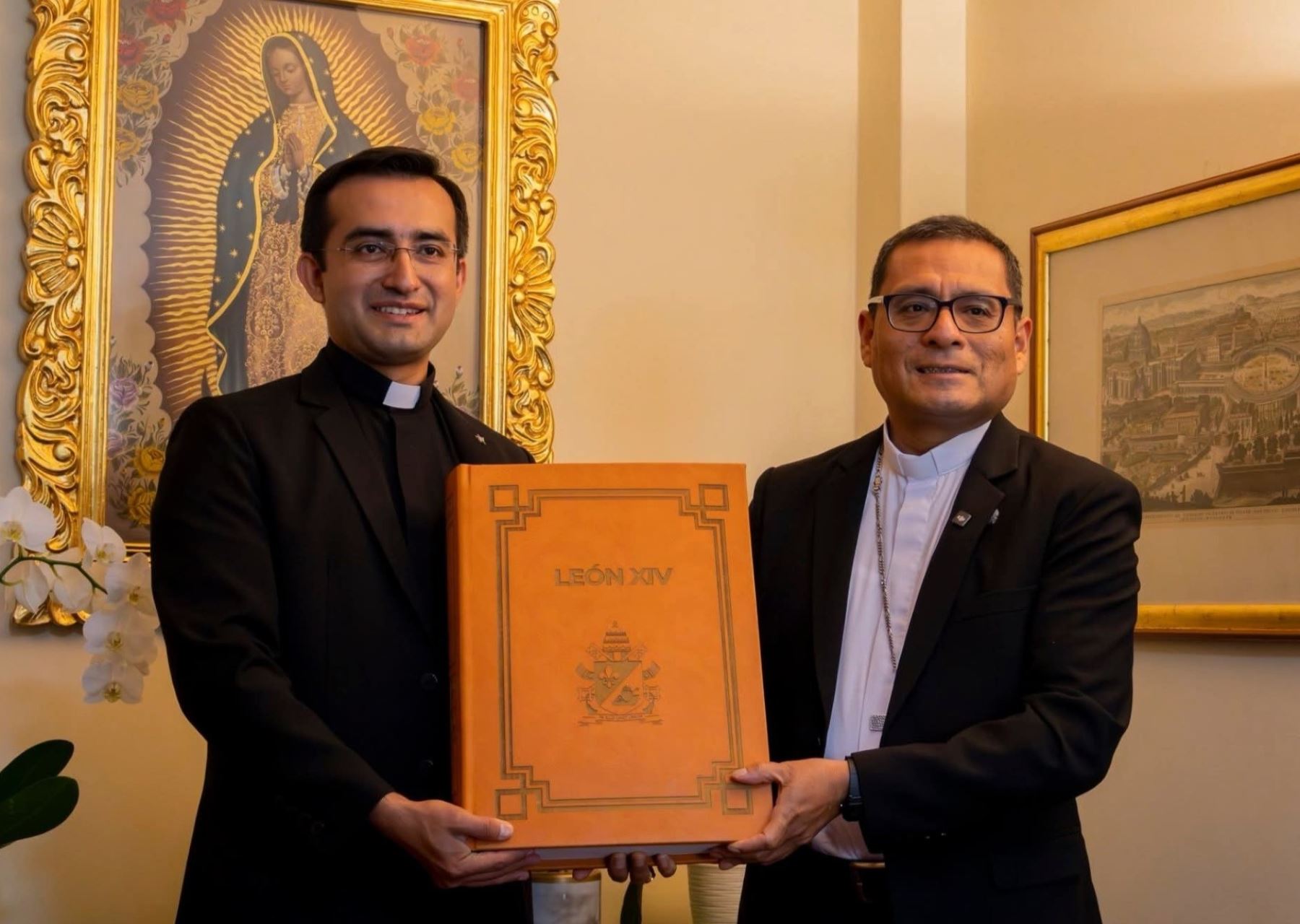 La Diócesis de Chiclayo entregó al secretario personal del papa León XIV, Edgard Rimaycuna, un libro con mensajes escritos por los fieles y otro que contiene la carta oficial de los sacerdotes de dicha diócesis. ANDINA/Difusión