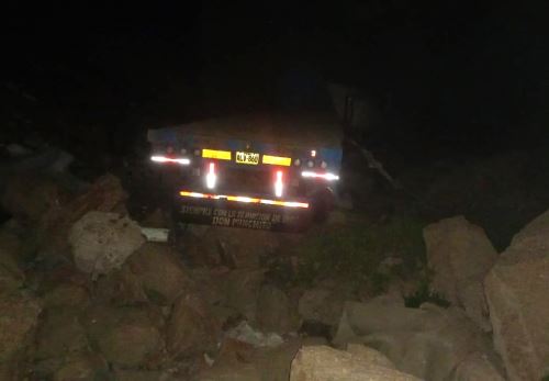 Accidente mortal en arequipa. Un tráiler que transportaba cebolla sufrió un despiste en la carretera Panamericana Sur. La tragedia dejó tres personas fallecidas y dos heridas.