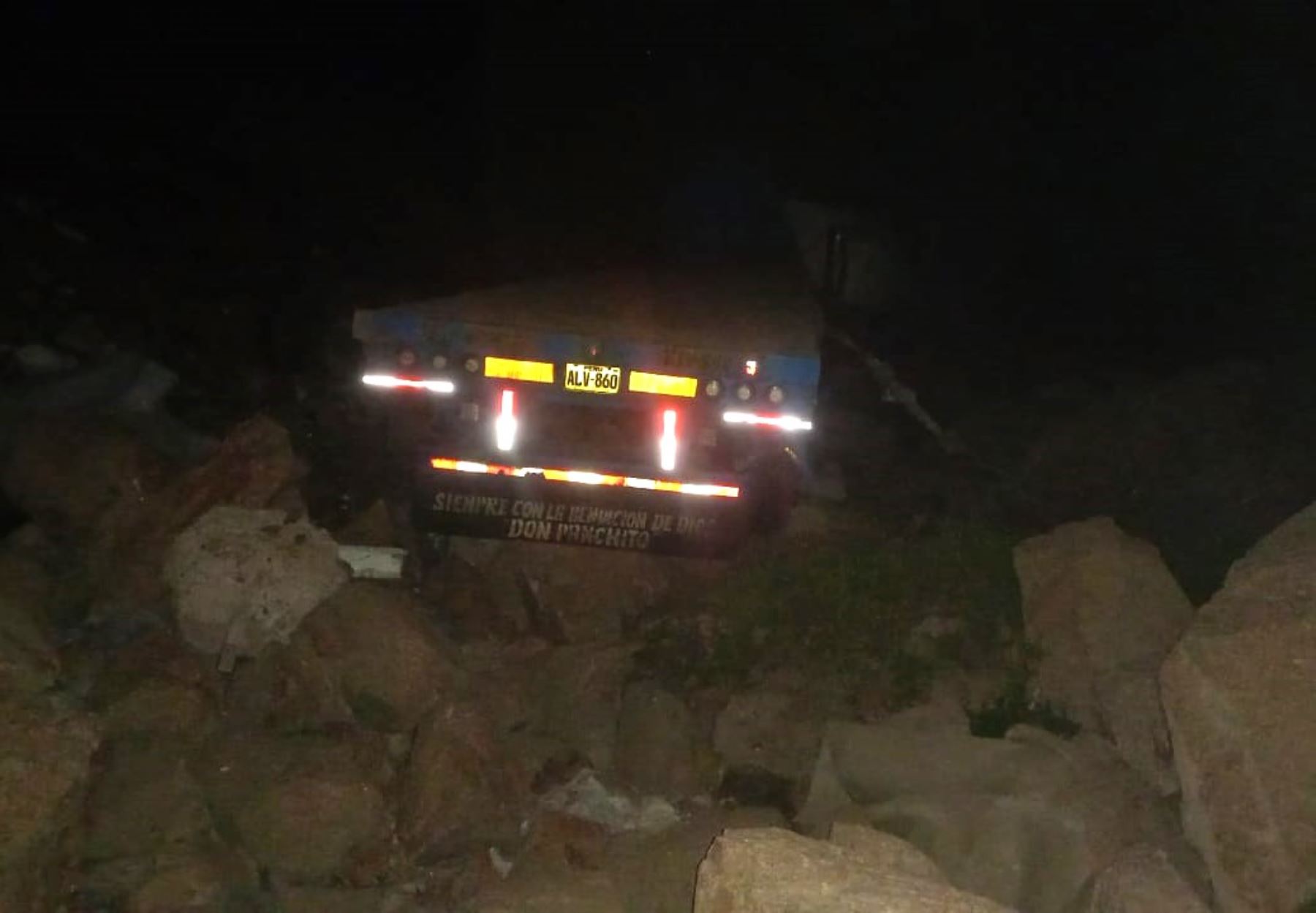 Accidente mortal en arequipa. Un tráiler que transportaba cebolla sufrió un despiste en la carretera Panamericana Sur. La tragedia dejó tres personas fallecidas y dos heridas.