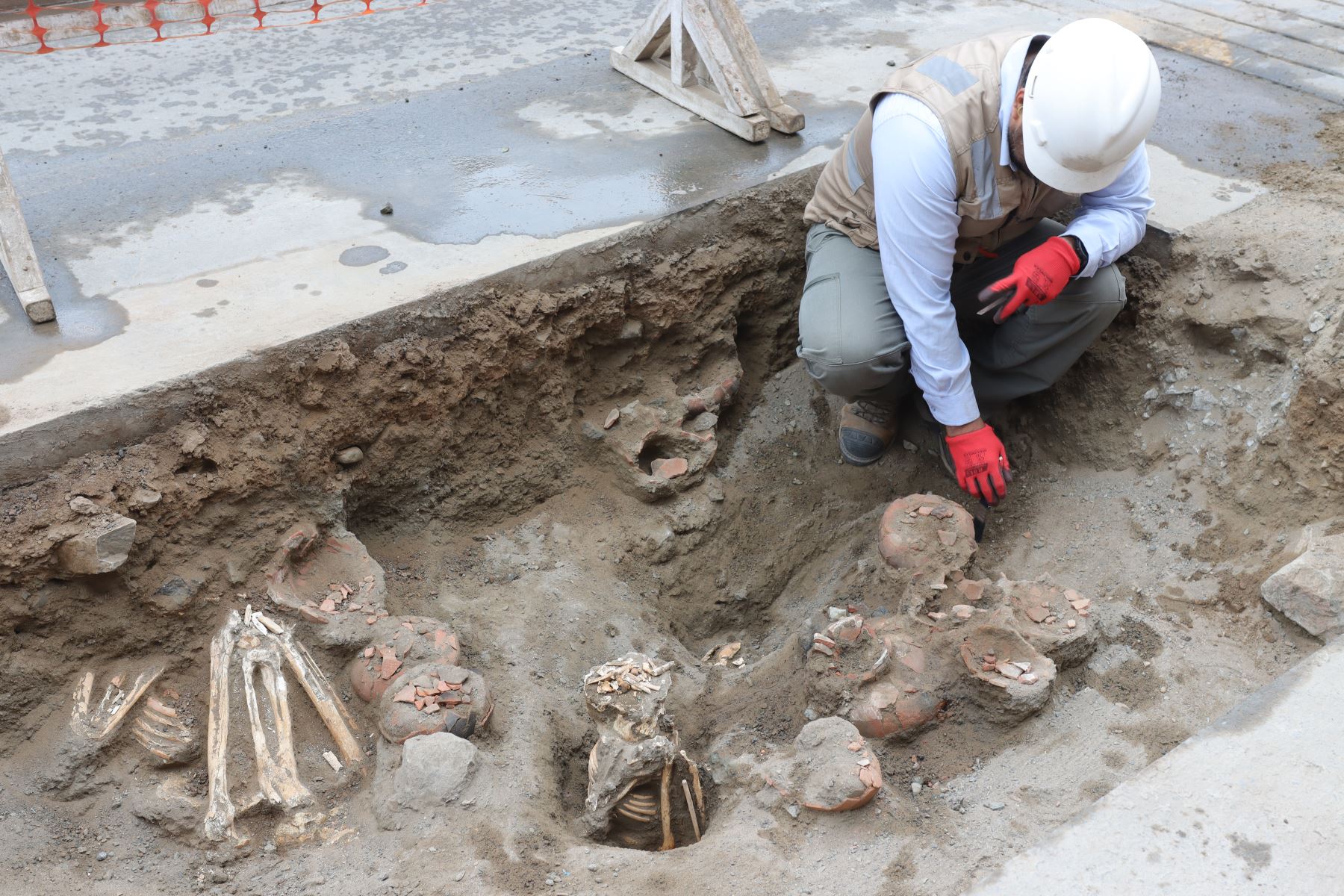 Hasta la fecha, Cálidda ha registrado más de 2,200 hallazgos arqueológicos durante la instalación de redes, siguiendo estrictos protocolos científicos para su recuperación y conservación. Fotos: Lino Chipana/ANDINA
