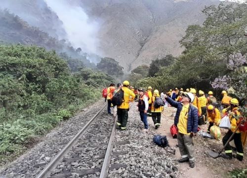 Cerca de 50 bomberos forestales del Sernanp combaten el incendio forestal que se registra en el Parque Arqueológico Machu Picchu, región Cusco, que arrasó con 13 hectáreas de cobertura arbustiva y árboles nativos. ANDINA/Difusión
