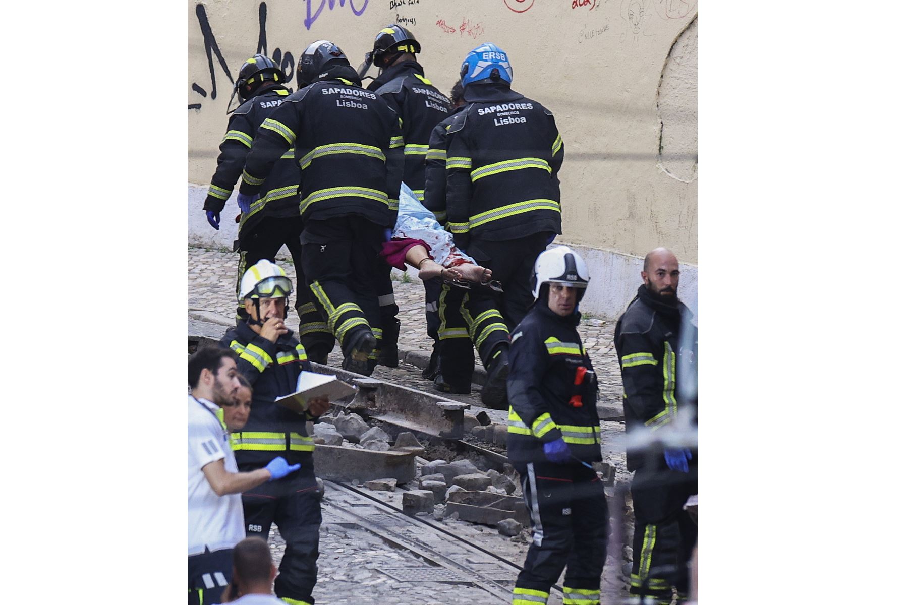 Rescatistas buscan víctimas tras el descarrilamiento del funicular Gloria en Lisboa, Portugal. Al menos tres personas murieron en el descarrilamiento, y los servicios de emergencia informan de que varias resultaron heridas y otras siguen atrapadas en el lugar.
Foto: EFE