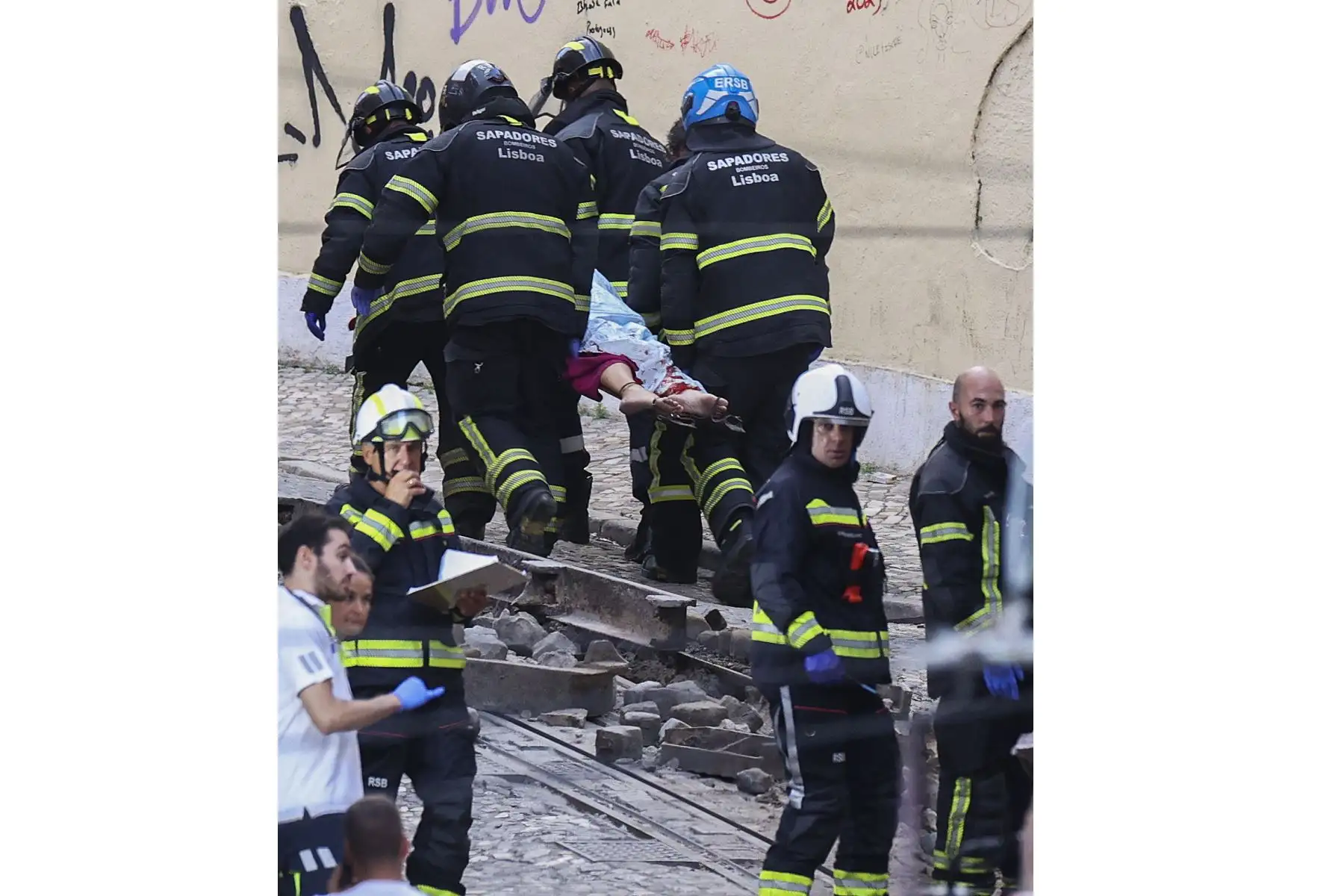 Rescatistas buscan víctimas tras el descarrilamiento del funicular Gloria en Lisboa, Portugal. Al menos tres personas murieron en el descarrilamiento, y los servicios de emergencia informan de que varias resultaron heridas y otras siguen atrapadas en el lugar.
Foto: EFE