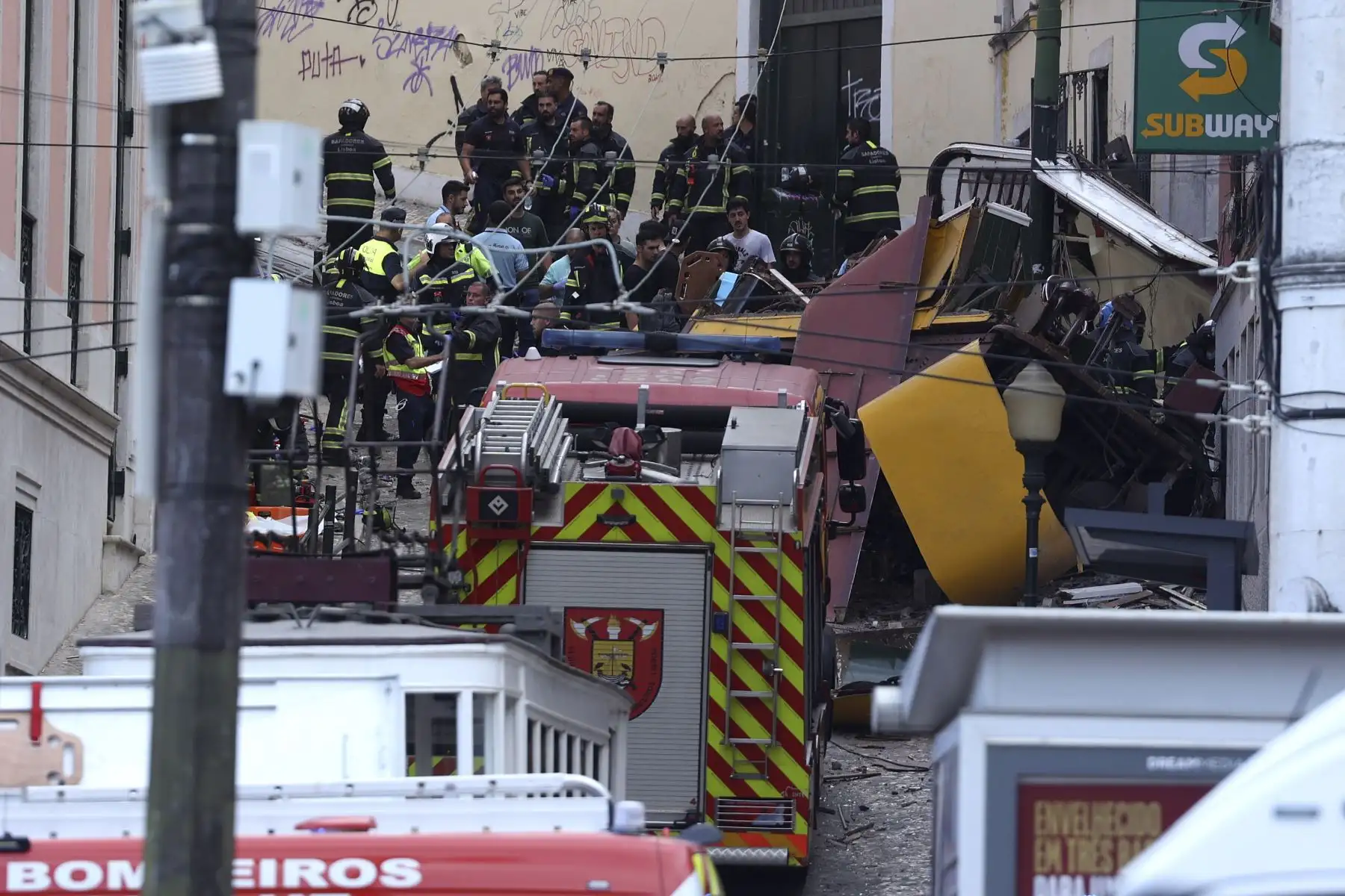 Rescatistas y bomberos trabajan en el lugar del descarrilamiento del funicular Gloria en Lisboa, Portugal. Al menos tres personas murieron en el descarrilamiento, y los servicios de emergencia informan de que varias resultaron heridas y otras siguen atrapadas en el lugar. 
Foto: EFE