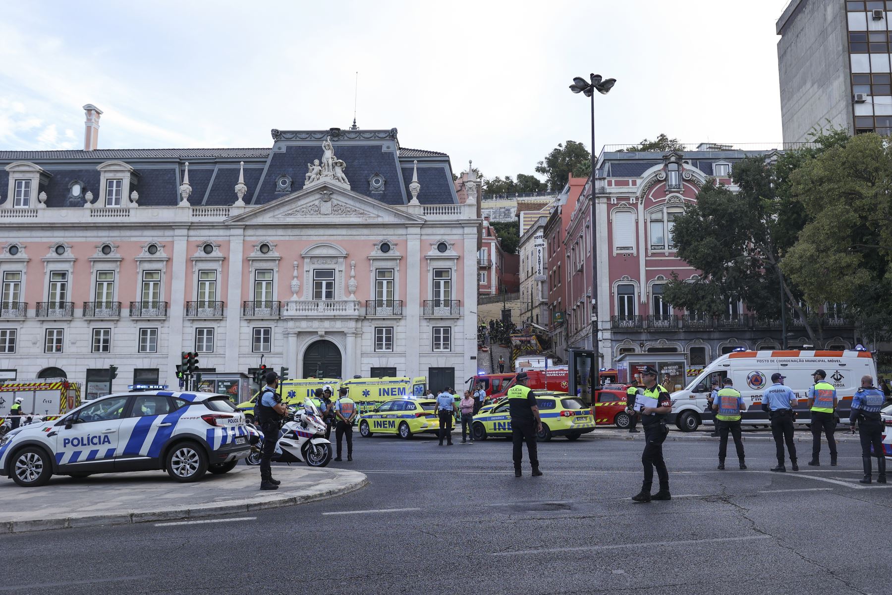Policía y rescatistas en el lugar del descarrilamiento del funicular Gloria en Lisboa, Portugal.
Foto: EFE