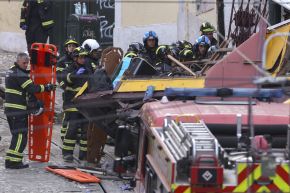  Rescatistas y bomberos trabajan en el lugar del descarrilamiento del funicular Gloria en Lisboa, Portugal. Foto: EFE