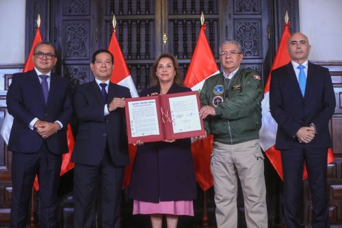 Presidenta Dina Boluarte lideró la suscripción del convenio de cooperación entre MVCS, MINJUSDH  y Mindef , que permitirá la viabilidad del proyecto de construcción del nuevo penal en la isla El Frontón