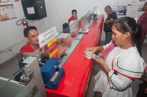 Hogares usuarios del programa Juntos podrán retirar montos de transferencia base y bonos adicionales en agencias, cajeros, agentes corresponsales no bancarios y en las PIAS. Foto: Midis
