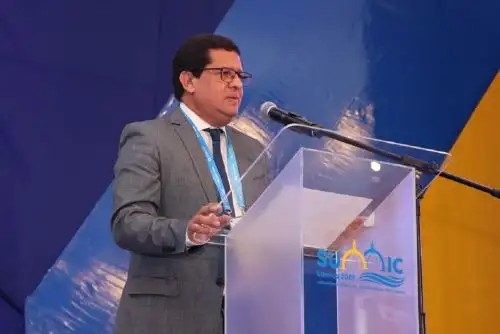 Jorge Solis, presidente de la Federación Peruana de Cajas Municipales de Ahorro y Crédito (FEPCMAC), inaugura el encuentro regional de microfinanzas Summic 2025 en Cuenca, Ecuador. Foto: Cortesía.