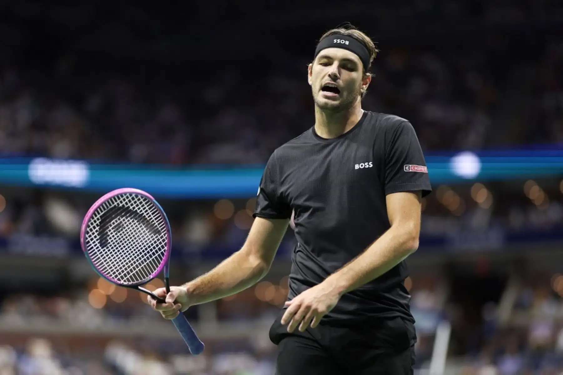 Taylor Fritz de los Estados Unidos compite contra Novak Djokovic de Serbia durante su partido de cuartos de final masculino en el décimo día del Open de Estados Unidos 2025 en el Centro Nacional de Tenis USTA Billie Jean King de Nueva York. Foto: Getty Images / AFP