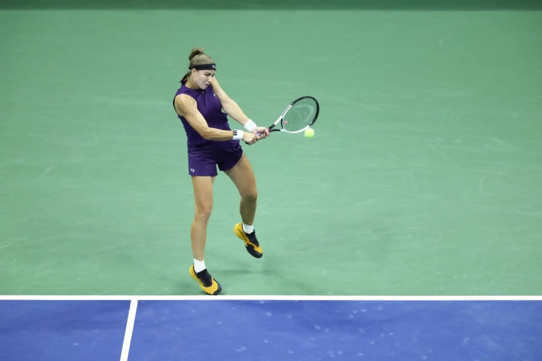La checa Karolina Muchova le da un tiro a la japonesa Naomi Osaka durante su partido de cuartos de final de tenis individual femenino en el undécimo día del torneo de tenis US Open en el Centro Nacional de Tenis USTA Billie Jean King en la ciudad de Nueva York. Foto: AFP