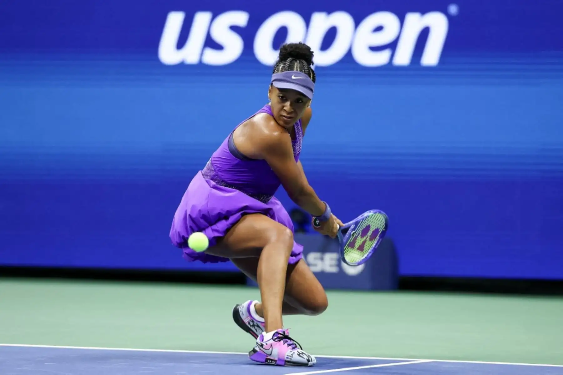 Naomi Osaka de Japón devuelve un tiro contra Karolina Muchova de Chequia durante su partido de cuartos de final femenino en el undécimo día del US Open 2025 en el USTA Billie Jean King National Tennis Center de Nueva York. Foto: Getty Images / AFP