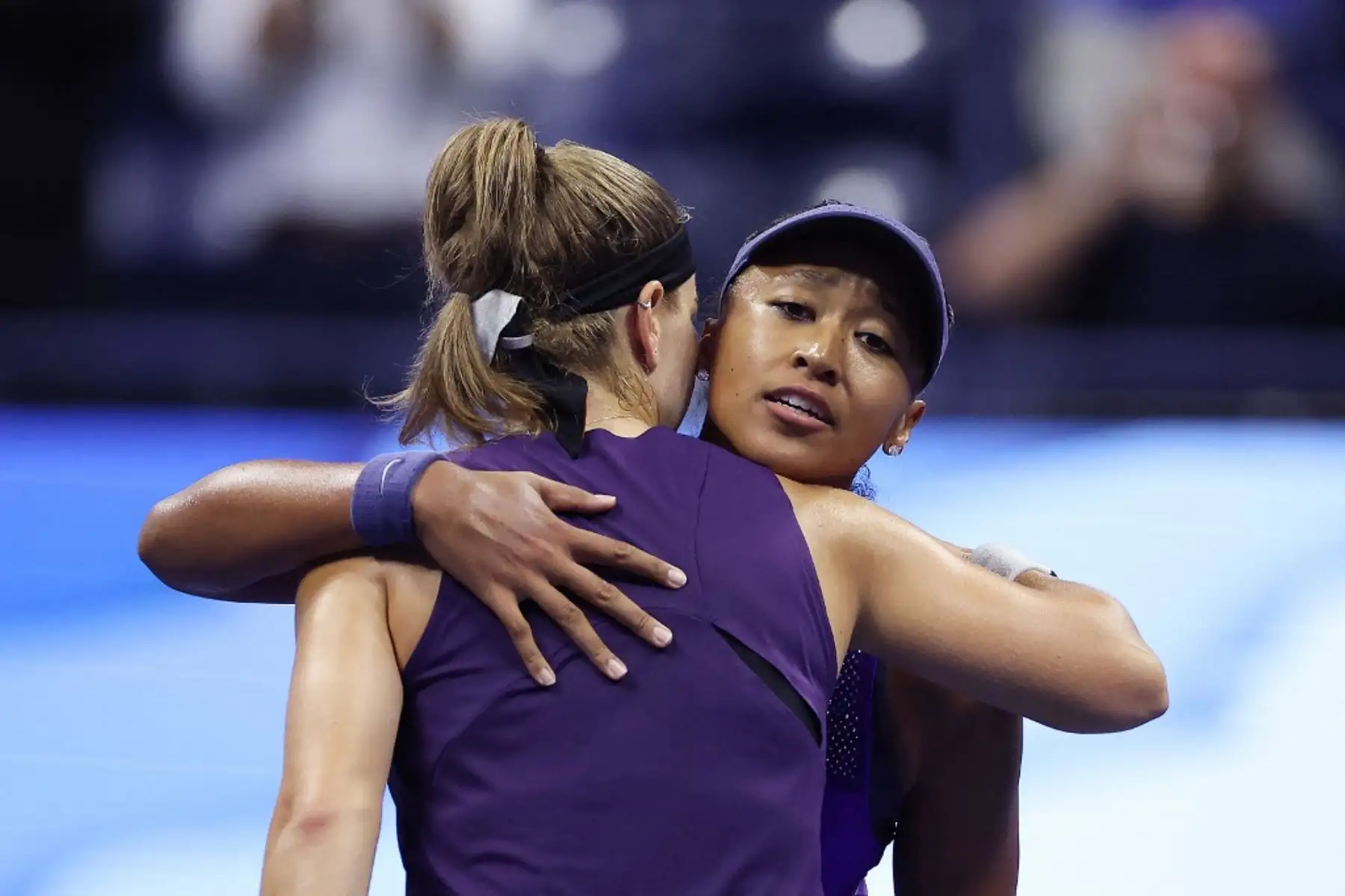 Naomi Osaka de Japón abraza a Karolina Muchova de Chequia después de su victoria en el partido de cuartos de final femenino en el undécimo día del Abierto de Estados Unidos 2025 en el Centro Nacional de Tenis USTA Billie Jean King de Nueva York. Foto: Getty Images / AFP