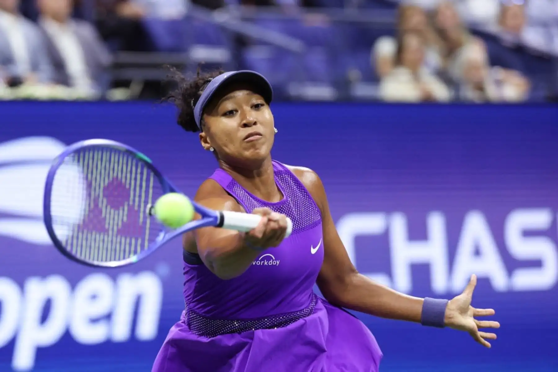 Naomi Osaka de Japón devuelve un tiro contra Karolina Muchova de Chequia durante su partido de cuartos de final femenino en el undécimo día del US Open 2025 en el USTA Billie Jean King National Tennis Center de Nueva York. Foto: Getty Images / AFP