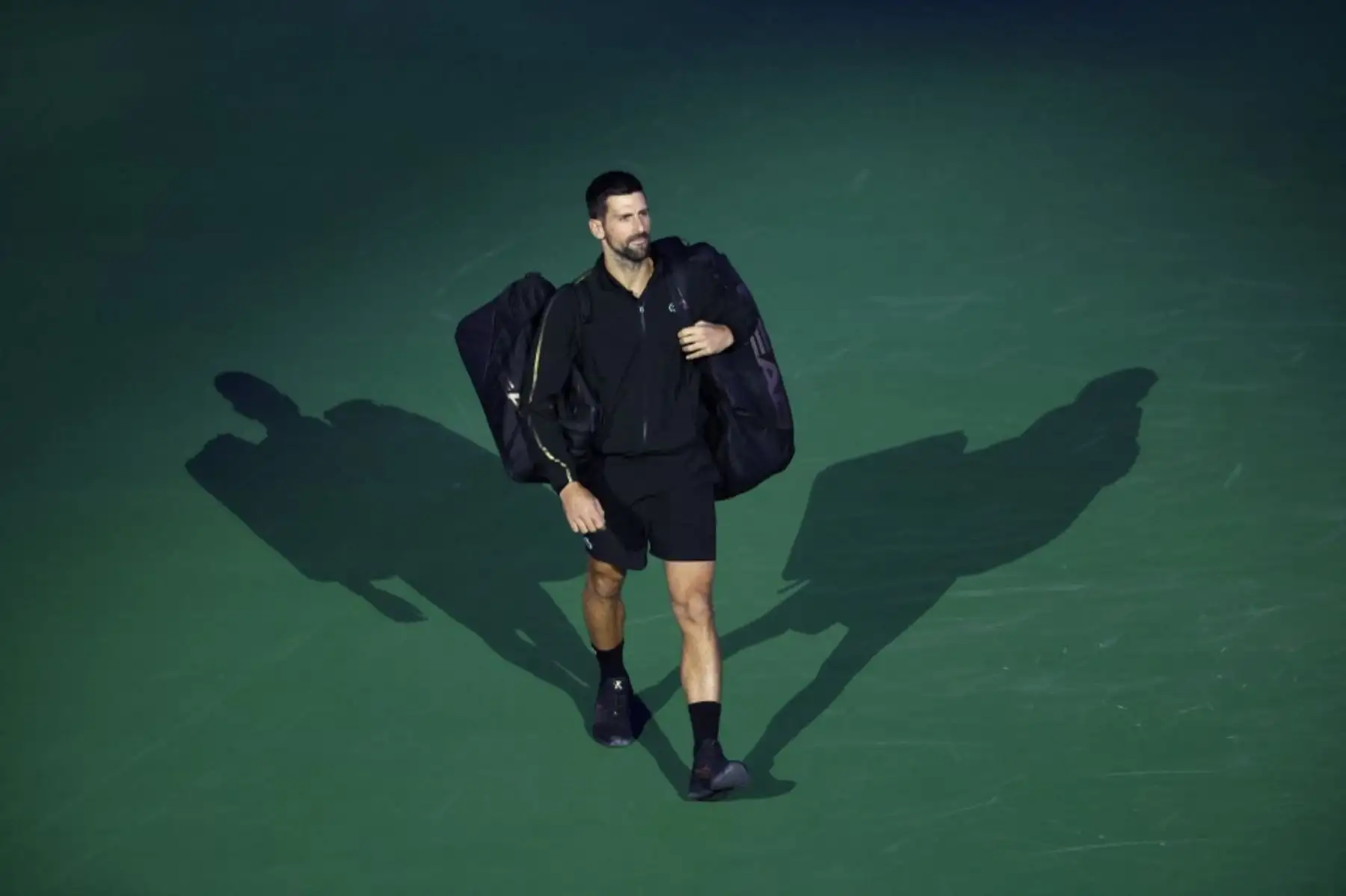 El serbio Novak Djokovic llega a la cancha para su partido de cuartos de final de individuales masculino contra el estadounidense Taylor Fritz en el décimo día del torneo de tenis US Open en el Centro Nacional de Tenis USTA Billie Jean King en la ciudad de Nueva York. Foto: AFP