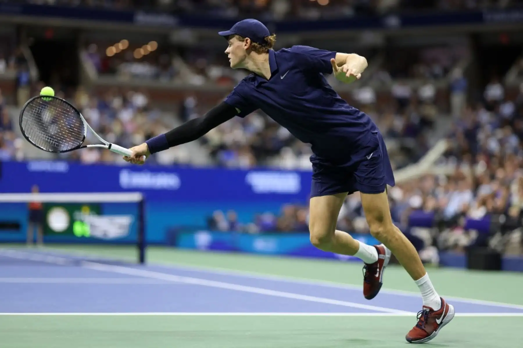 Jannik Sinner de Italia devuelve un tiro contra Lorenzo Musetti de Italia durante su partido de cuartos de final masculino en el día once del US Open 2025 en el USTA Billie Jean King National Tennis Center de Nueva York. Foto: Getty Images / AFP