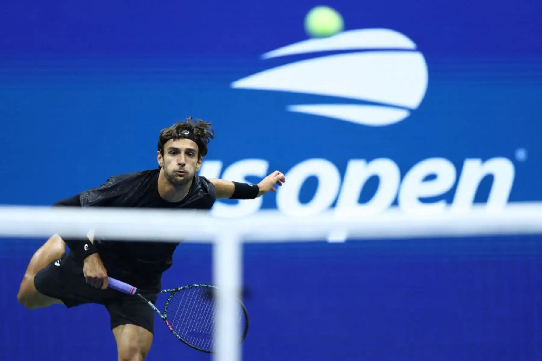 El italiano Lorenzo Musetti devuelve la pelota a Jannik Sinner, también de Italia, durante su partido de cuartos de final de tenis individual masculino en el undécimo día del torneo de tenis US Open en el Centro Nacional de Tenis USTA Billie Jean King en la ciudad de Nueva York. Foto: AFP