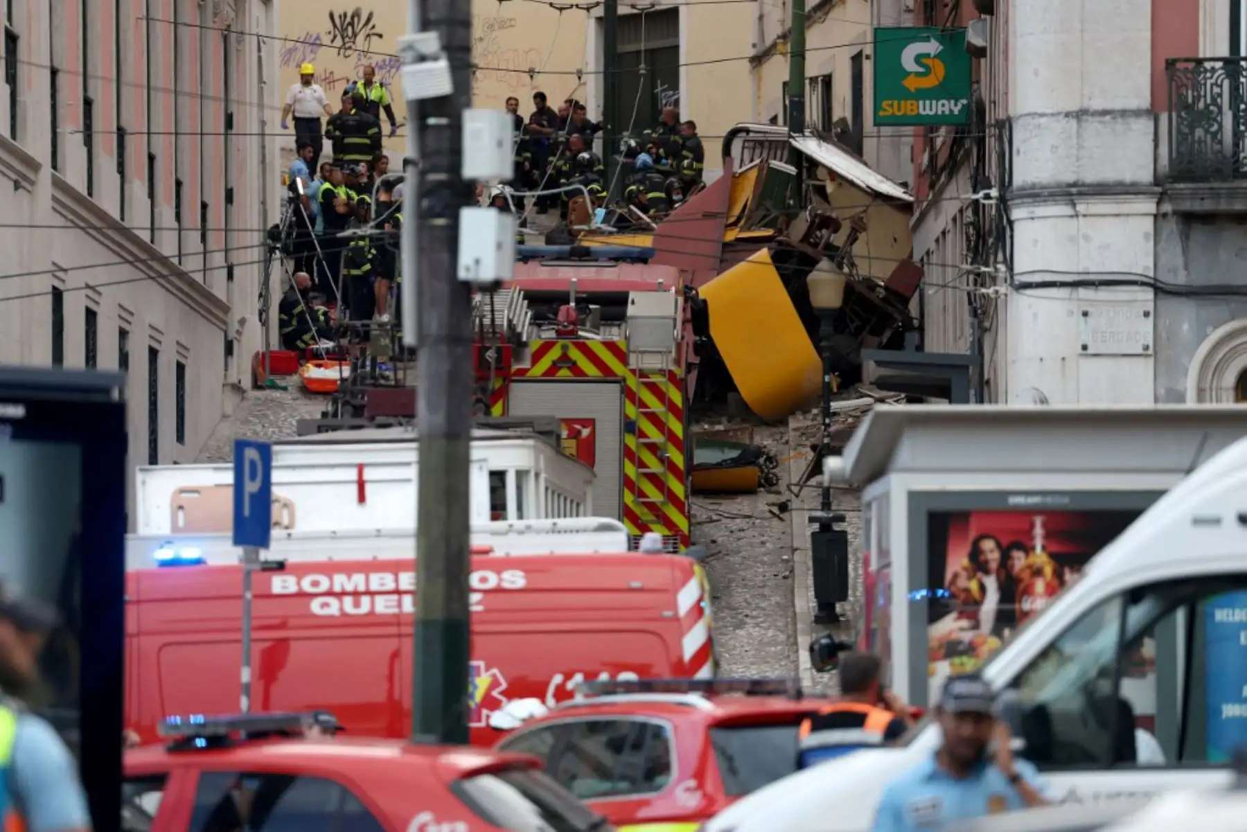 El balance del descarrilamiento de un emblemático funicular en el centro de Lisboa ascendió este jueves a 17 muertos tras el fallecimiento de dos heridos durante la noche. Foto: AFP