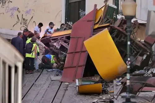 Sube a 17 muertos y 21 heridos el balance del accidente de un funicular en Lisboa Portugal