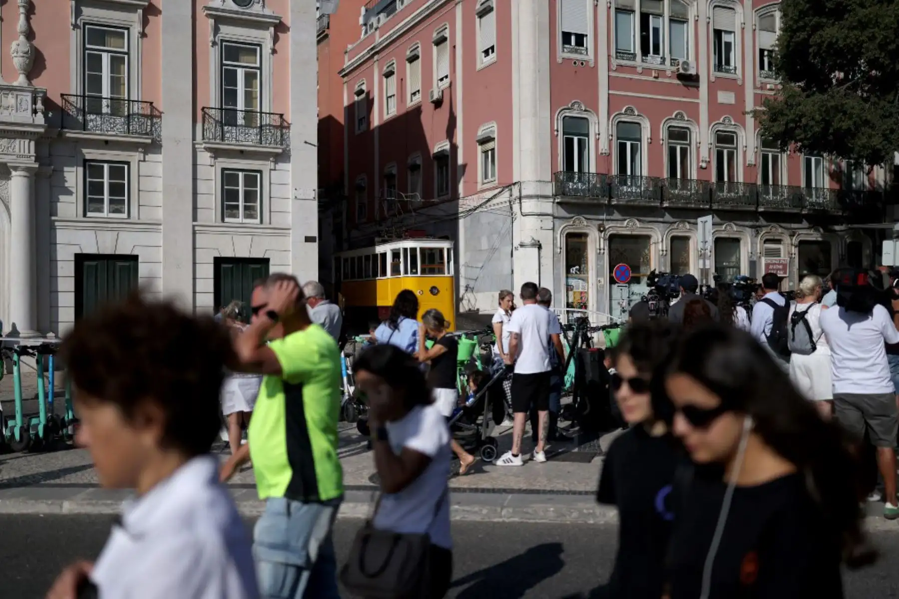 El accidente, ocurrido la tarde del miércoles, también dejó 21 heridos, 11 de ellos extranjeros: dos españoles, dos alemanes, una francesa, un italiano, un suizo, un canadiense, un coreano, un marroquí y un caboverdiano. Foto: AFP