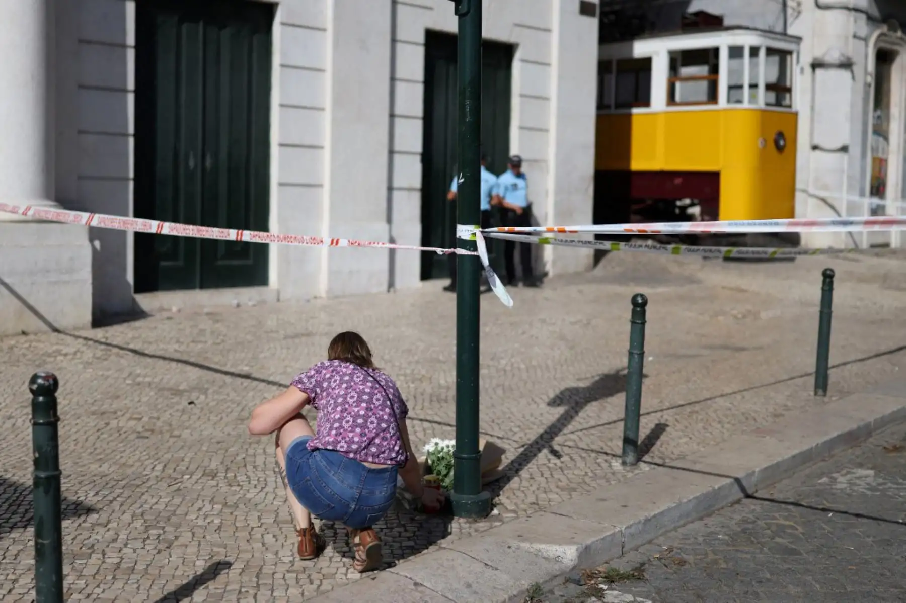 Flores en homenaje a las víctimas del accidente de un funicular causó 17 muertos y 21 heridos en Lisboa, anunciaron los rescatistas. Foto: AFP