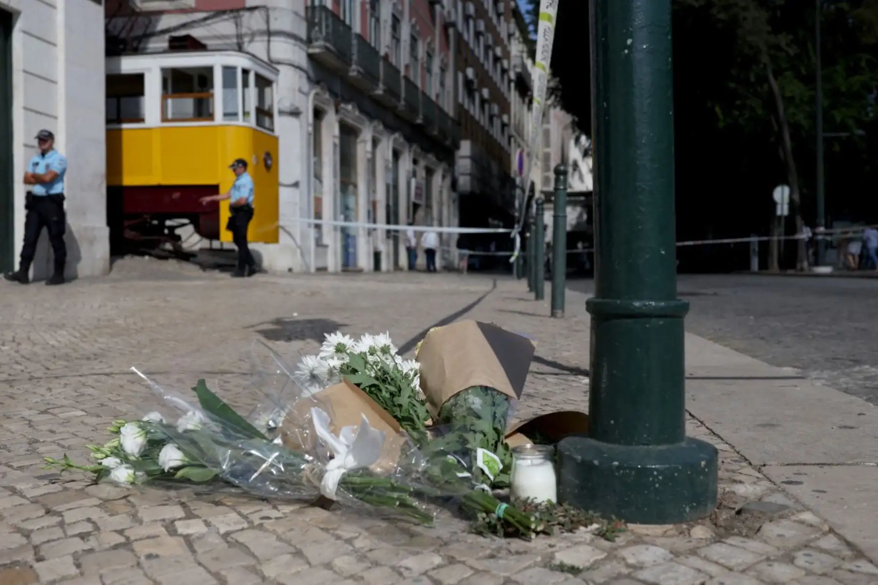 Flores en homenaje a las víctimas del accidente de un funicular causó 17 muertos y 21 heridos en Lisboa, anunciaron los rescatistas. Foto: AFP