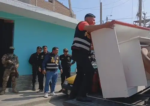 Agentes de la Policía Nacional del Perú intervinieron a siete presuntos integrantes de una organización criminal que operaba desde un inmueble acondicionado como una falsa comisaría y una agencia de encomiendas en Chimbote, en la región Áncash.  ANDINA/Difusión