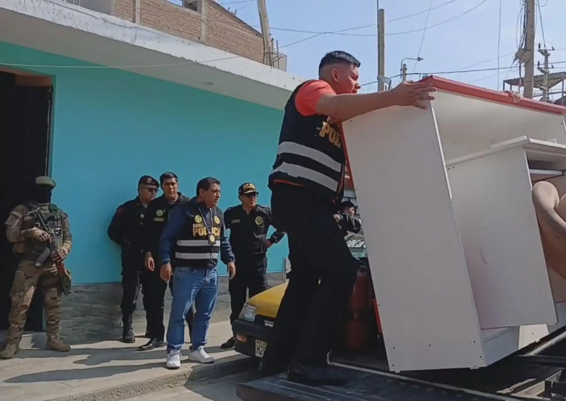 Agentes de la Policía Nacional del Perú intervinieron a siete presuntos integrantes de una organización criminal que operaba desde un inmueble acondicionado como una falsa comisaría y una agencia de encomiendas en Chimbote, en la región Áncash.  ANDINA/Difusión