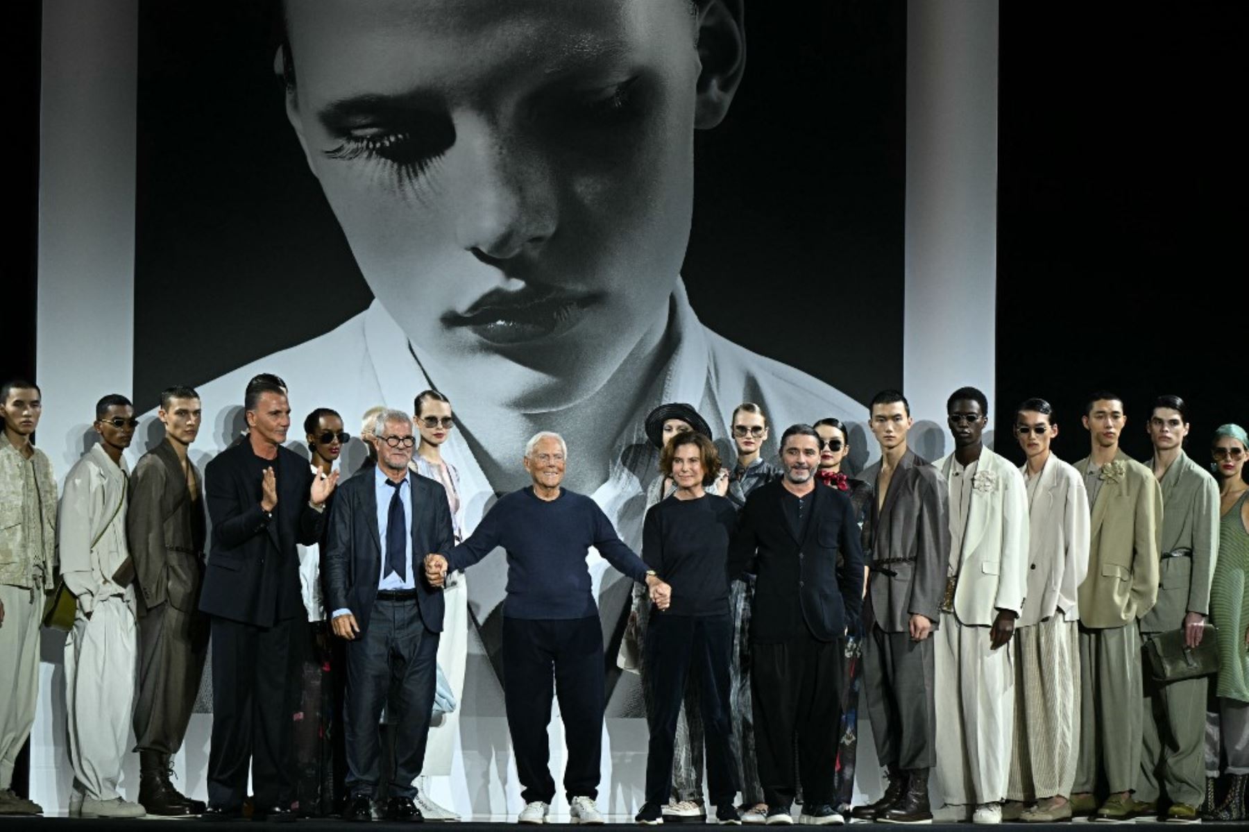 "Il Signor Armani, como siempre le llamaban con respeto y admiración sus empleados y colaboradores, falleció en paz, rodeado por sus seres queridos", dijo la compañía. Foto: AFP