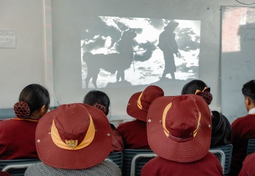 Estudiantes del distrito de Coasa, en la provincia puneña de Carabaya, conocen el legado de fotógrafo Martín Chambi gracias al lanzamiento del Programa Educativo Coasa 2025 que puso en marcha la Asociación Martín Chambi y la minera Minsur. ANDINA/Difusión