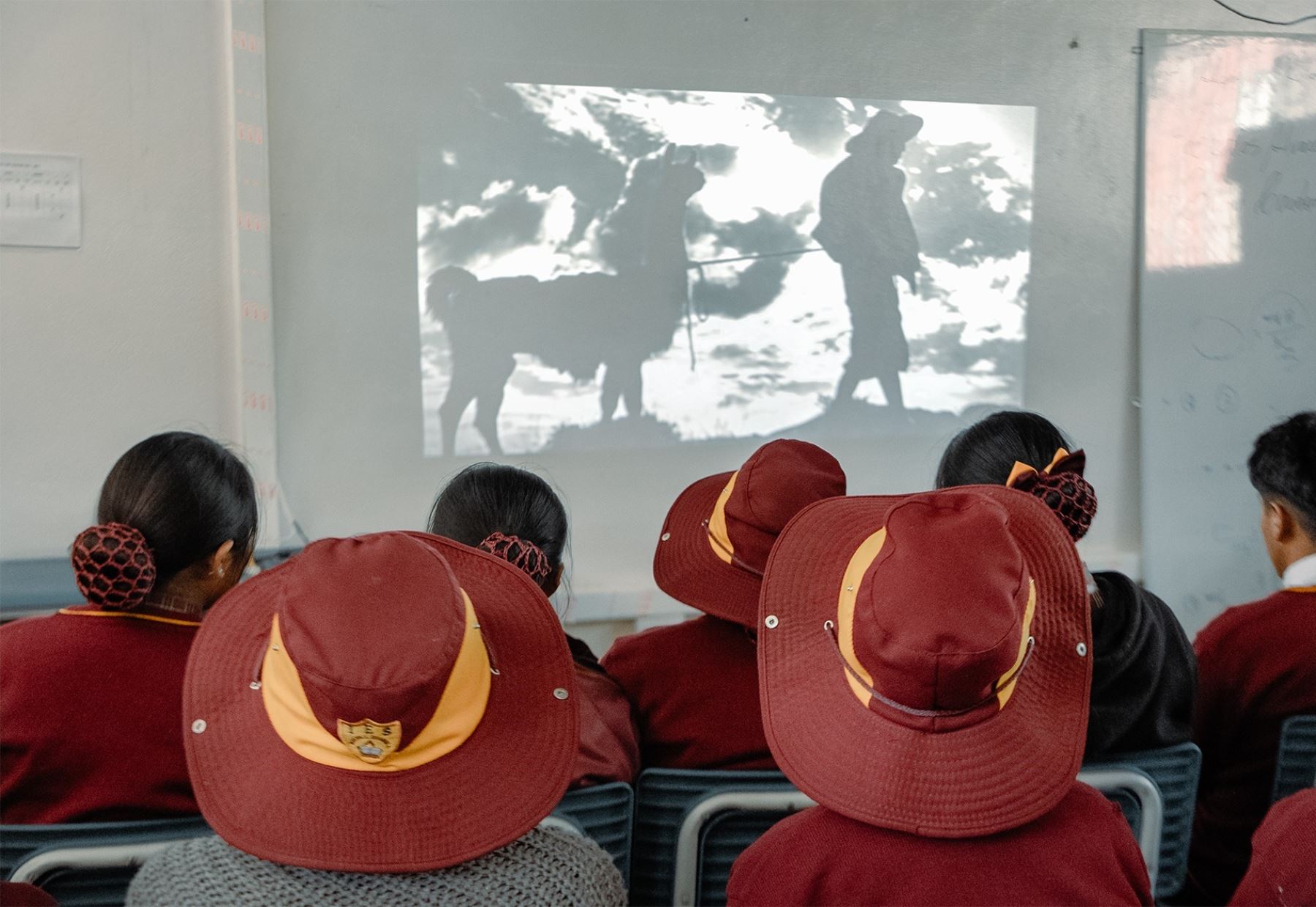 Estudiantes del distrito de Coasa, en la provincia puneña de Carabaya, conocen el legado de fotógrafo Martín Chambi gracias al lanzamiento del Programa Educativo Coasa 2025 que puso en marcha la Asociación Martín Chambi y la minera Minsur. ANDINA/Difusión