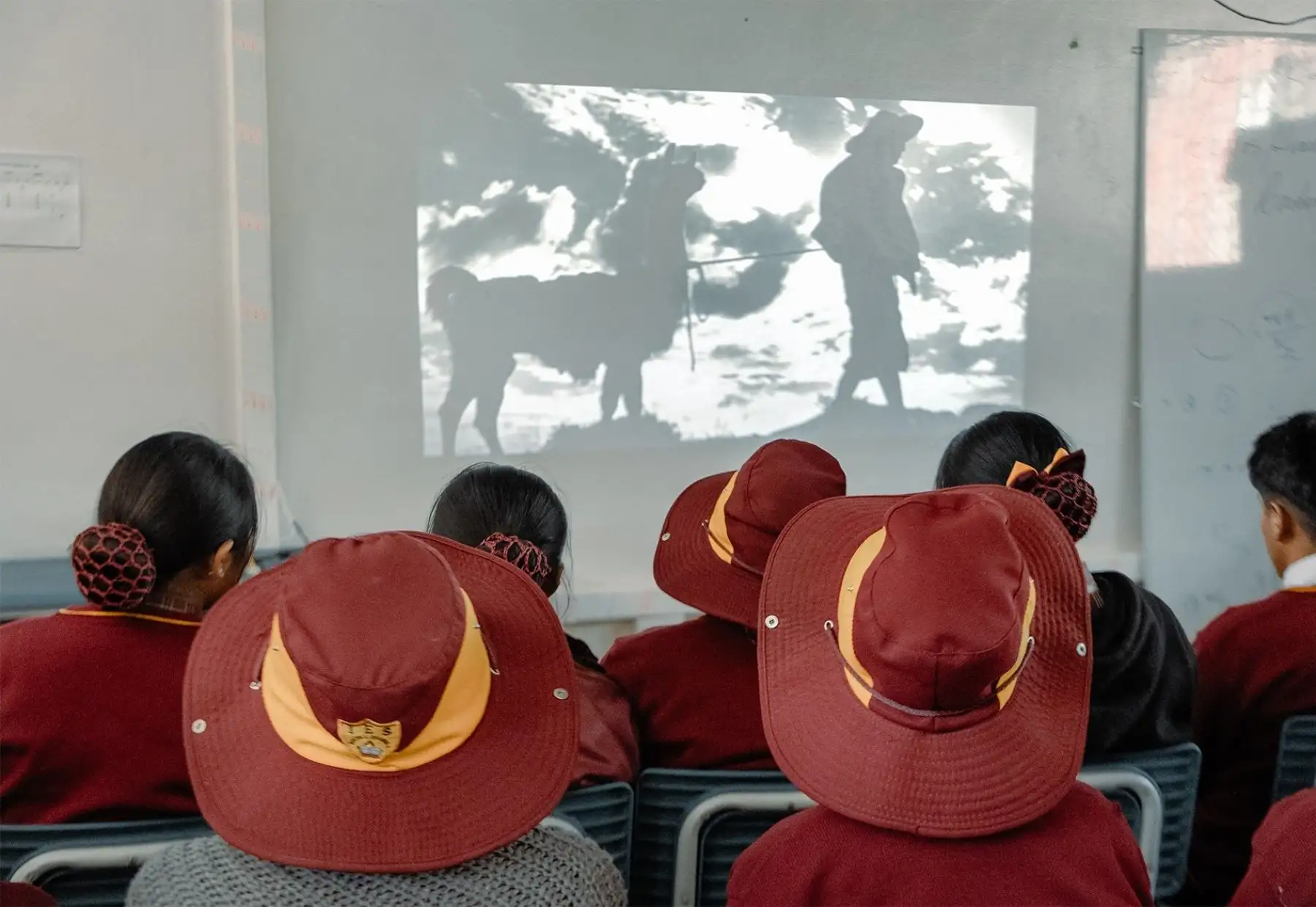 Estudiantes del distrito de Coasa, en la provincia puneña de Carabaya, conocen el legado de fotógrafo Martín Chambi gracias al lanzamiento del Programa Educativo Coasa 2025 que puso en marcha la Asociación Martín Chambi y la minera Minsur. ANDINA/Difusión