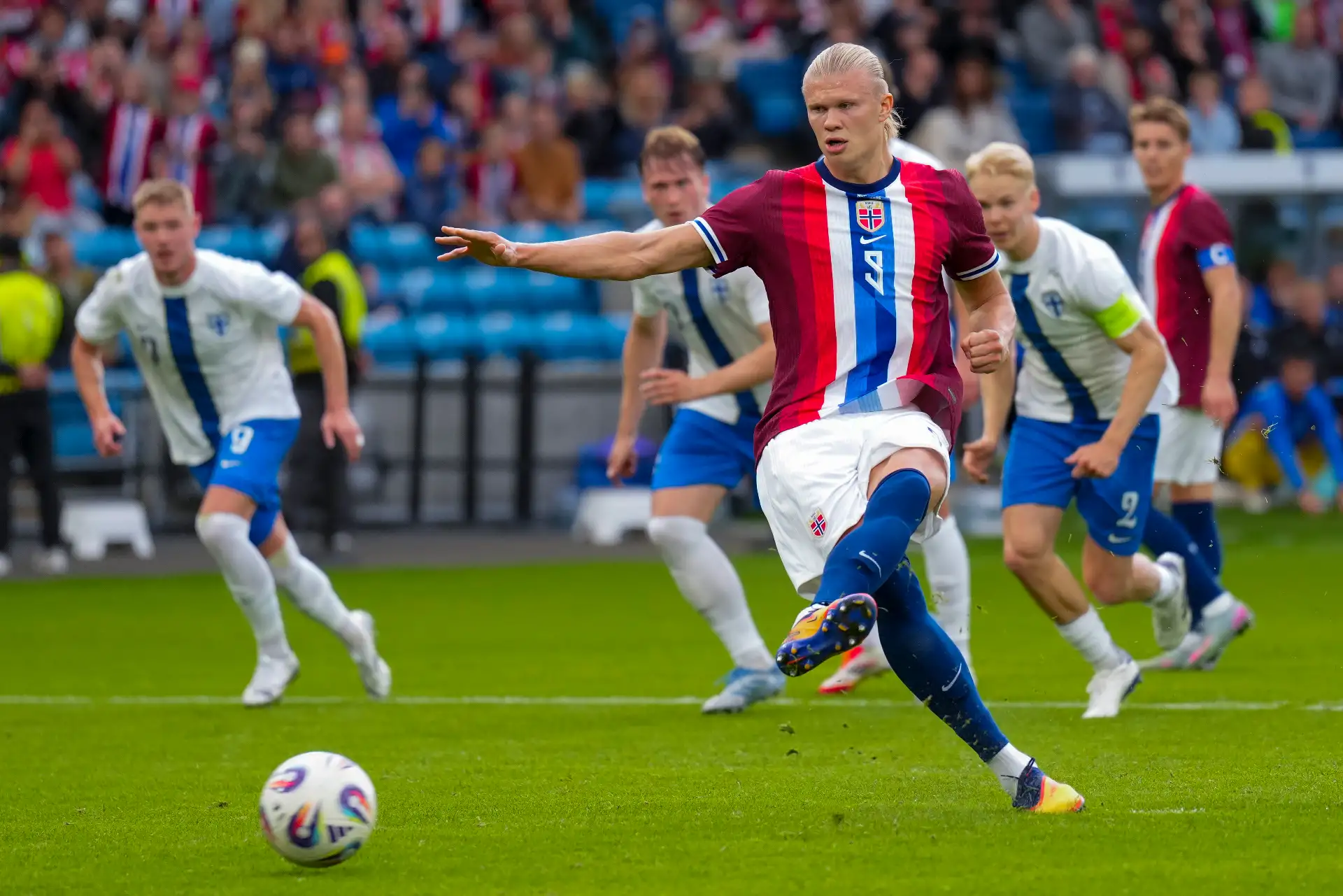 Erling Haaland marca el gol del 1-0 durante el partido amistoso internacional de fútbol entre Noruega y Finlandia. Foto: EFE