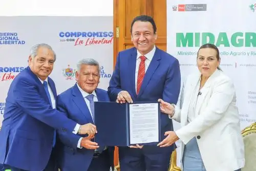Ministro de Desarrollo Agrario y Riego, Angel Manero, participó en la firma del contrato de los estudios de actualización de la ingeniería y costos de las Obras Hidráulicas Mayores de Chavimochic (PECH) – III Etapa. Foto: Cortesía..
