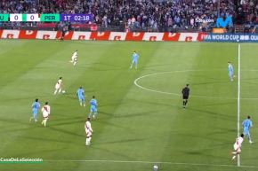 Perú y Uruguay chocan en el estadio Centenario. Imagen: Captura de TV.