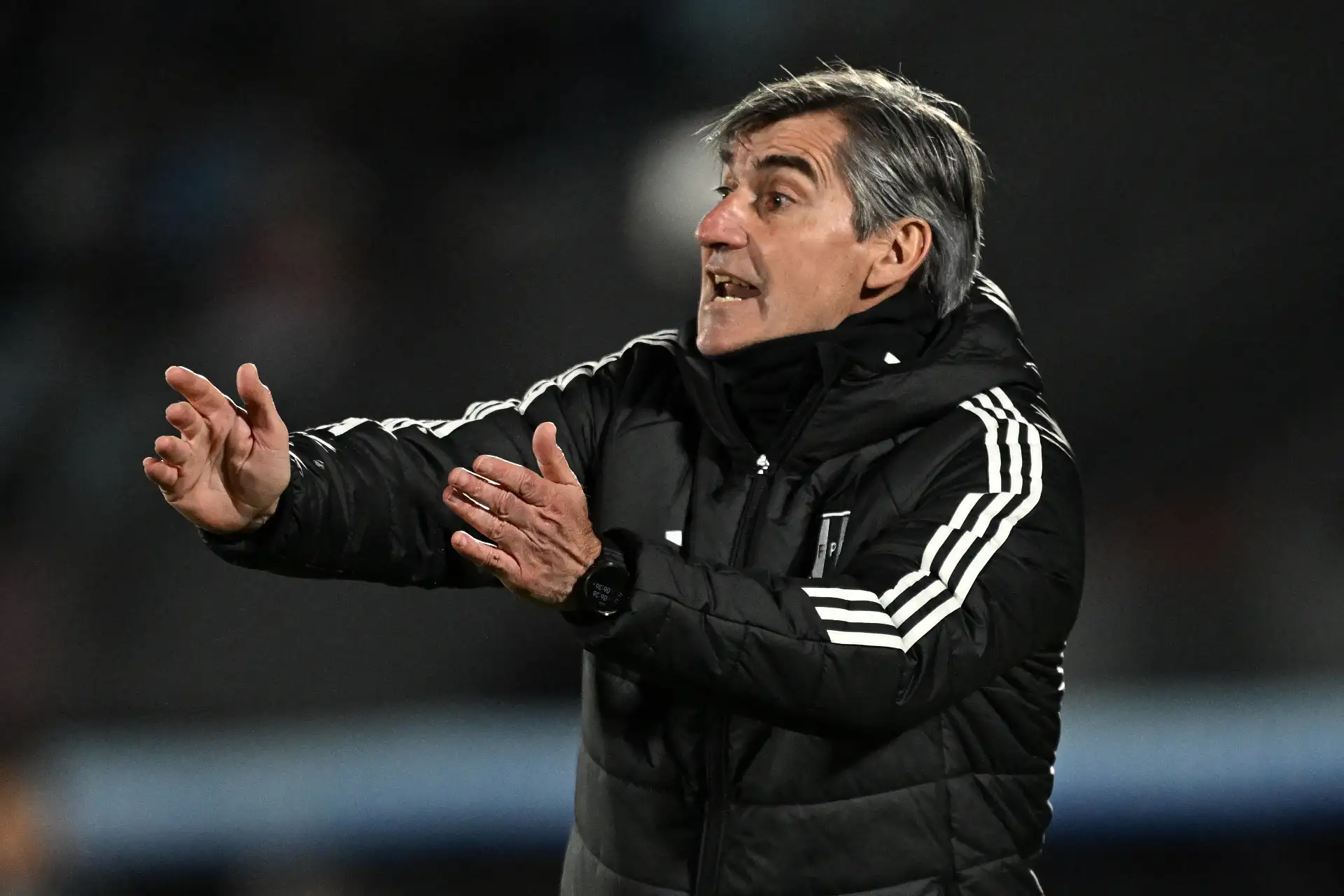 El entrenador de Perú, Oscar Ibáñez, le da instrucciones a sus jugadores desde la línea de banda durante el partido de clasificación sudamericana para la Copa Mundial de la FIFA 2026 entre Uruguay y Perú en el estadio Centenario de Montevideo el 4 de septiembre de 2025. Foto: AFP
