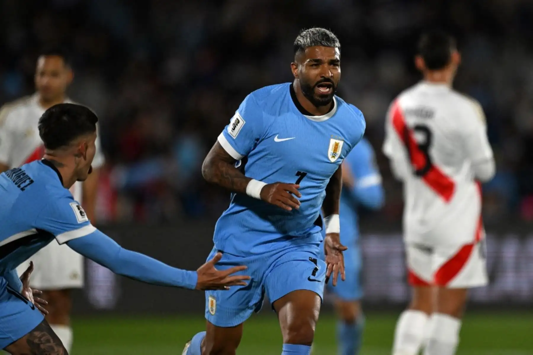 El delantero uruguayo Rodrigo Aguirre celebra después de marcar el primer gol de su equipo durante el partido de fútbol de las eliminatorias sudamericanas de la Copa Mundial de la FIFA 2026 entre Uruguay y Perú en el estadio Centenario de Montevideo el 4 de septiembre de 2025. Foto: AFP