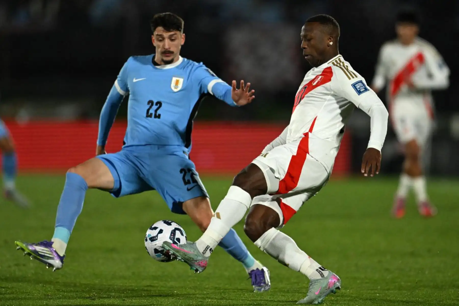 El defensor de Uruguay, Joaquín Piquerez, y el defensor de Perú, Luis Advíncula, luchan por el balón durante el partido de fútbol de las eliminatorias sudamericanas de la Copa Mundial de la FIFA 2026 entre Uruguay y Perú en el estadio Centenario de Montevideo el 4 de septiembre de 2025. Foto: AFP