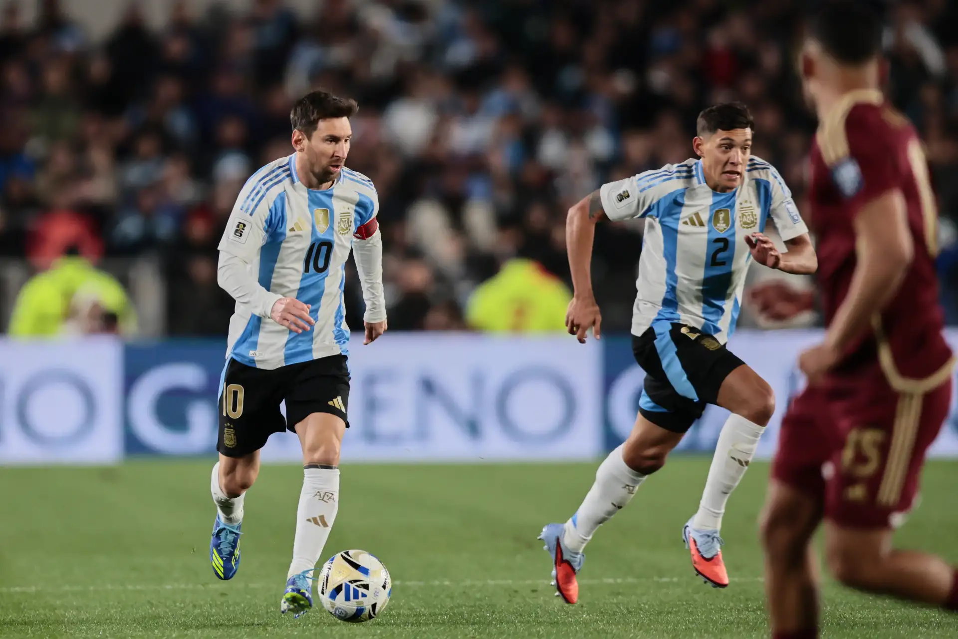 Con un doblete, el argentino Lionel Messi comandó a su selección en el triunfo sobre Venezuela. EFE