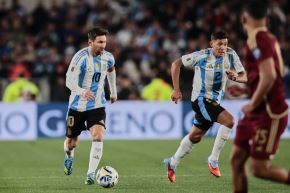 Con un doblete, el argentino Lionel Messi comandó a su selección en el triunfo sobre Venezuela. EFE