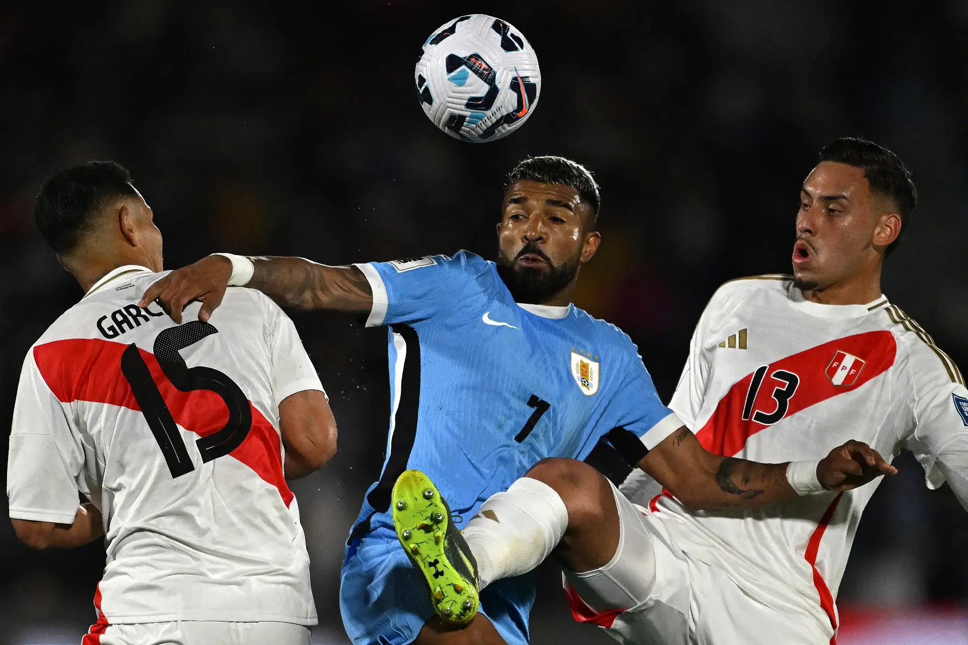 Uruguay logró una contundente victoria por 3-0 sobre Perú, este jueves en Montevideo. Foto: AFP