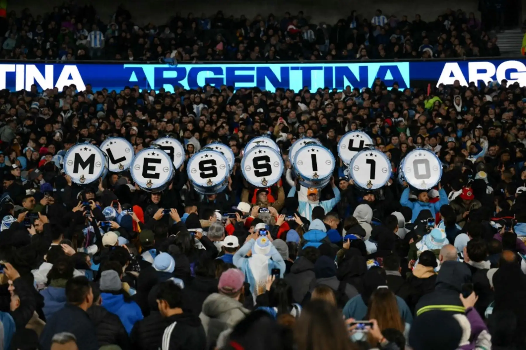 Fanáticos de Argentina muestran sus tambores que dicen 