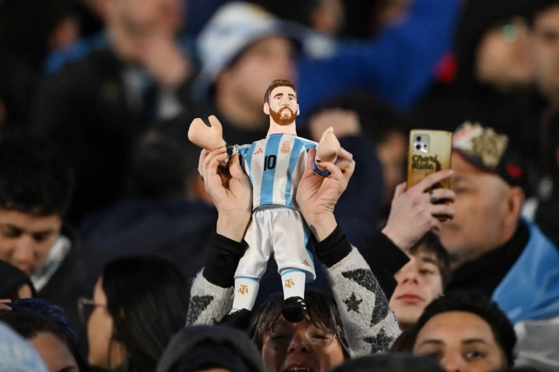 Un fanático de Argentina muestra un muñeco que representa al delantero número 10 de Argentina, Lionel Messi, antes del inicio del partido de clasificación sudamericana para la Copa Mundial de la FIFA 2026 entre Argentina y Venezuela en el estadio Monumental de Buenos Aires el 4 de septiembre de 2025. Foto: AFP