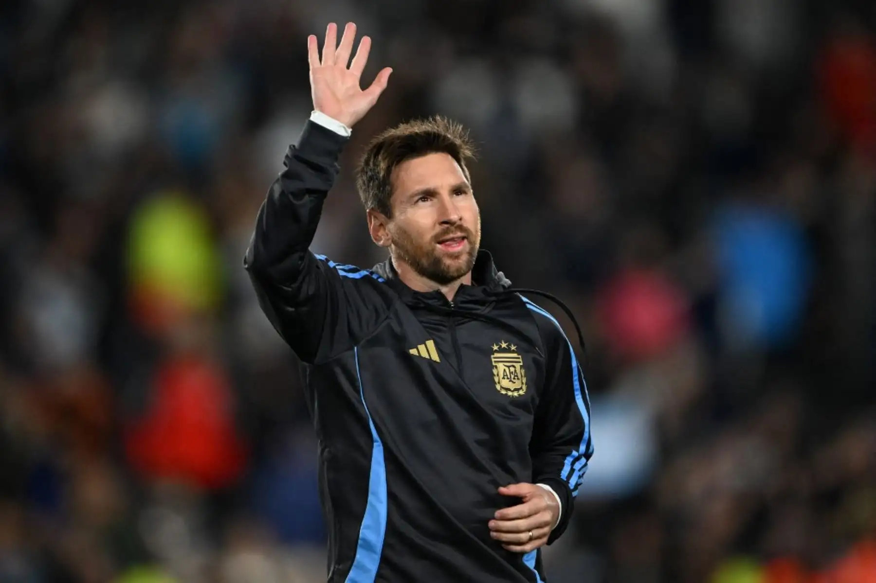 El delantero de Argentina, Lionel Messi, saluda a los fanáticos durante el calentamiento antes del partido de clasificación sudamericana para la Copa Mundial de la FIFA 2026 entre Argentina y Venezuela en el estadio Más Monumental de Buenos Aires el 4 de septiembre de 2025. Foto: AFP