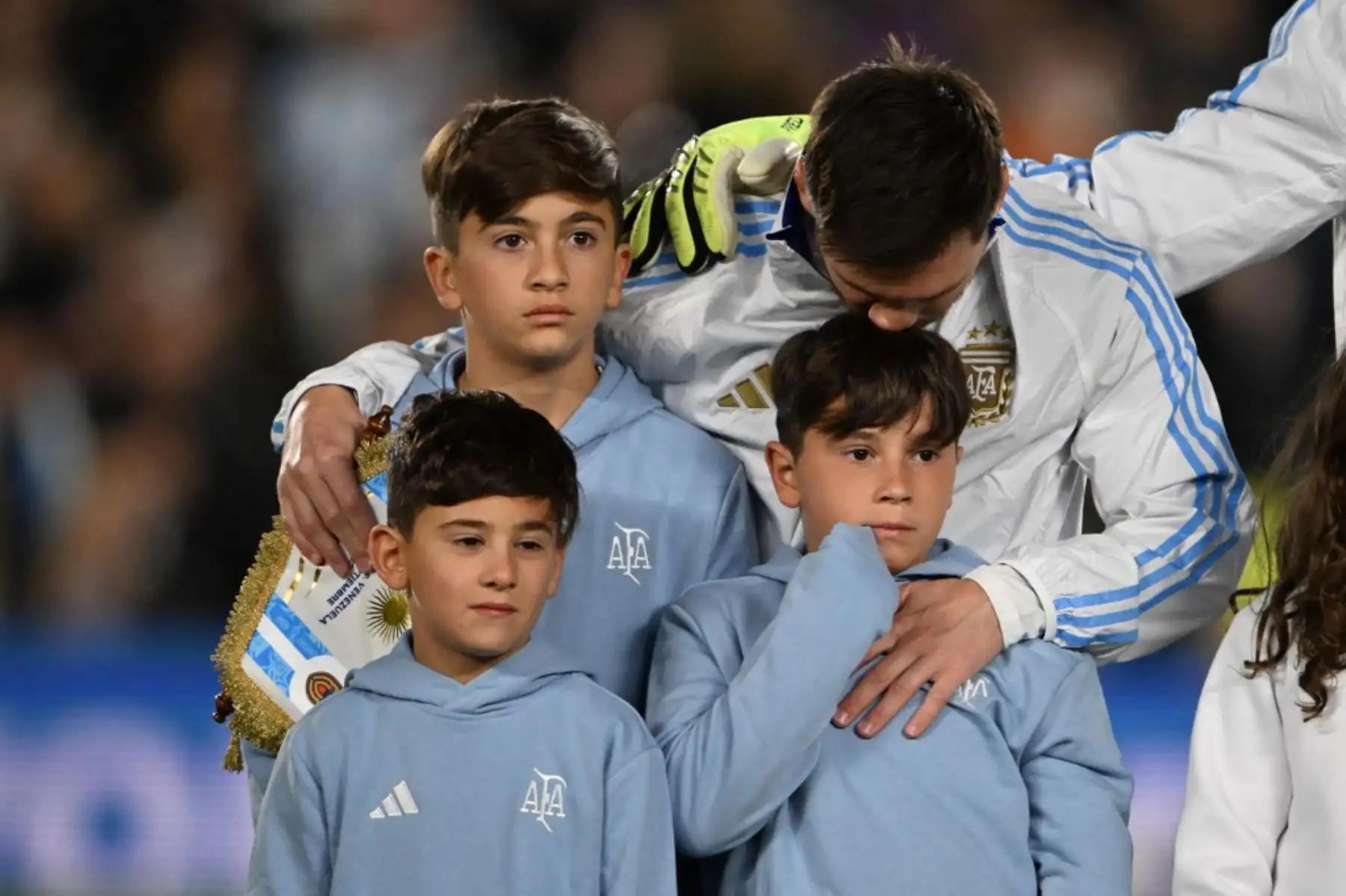 El delantero número 10 de Argentina, Lionel Messi, abraza a sus hijos antes del partido de clasificación sudamericana para la Copa Mundial de la FIFA 2026 entre Argentina y Venezuela en el estadio Monumental de Buenos Aires el 4 de septiembre de 2025. Foto: AFP