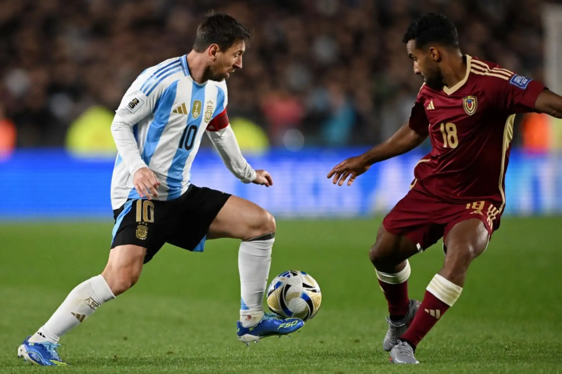El delantero de Argentina, Lionel Messi, y el mediocampista de Venezuela, Cristian Casseres, luchan por el balón durante el partido de fútbol de las eliminatorias sudamericanas de la Copa Mundial de la FIFA 2026 entre Argentina y Venezuela en el estadio Monumental de Buenos Aires el 4 de septiembre de 2025. Foto: AFP